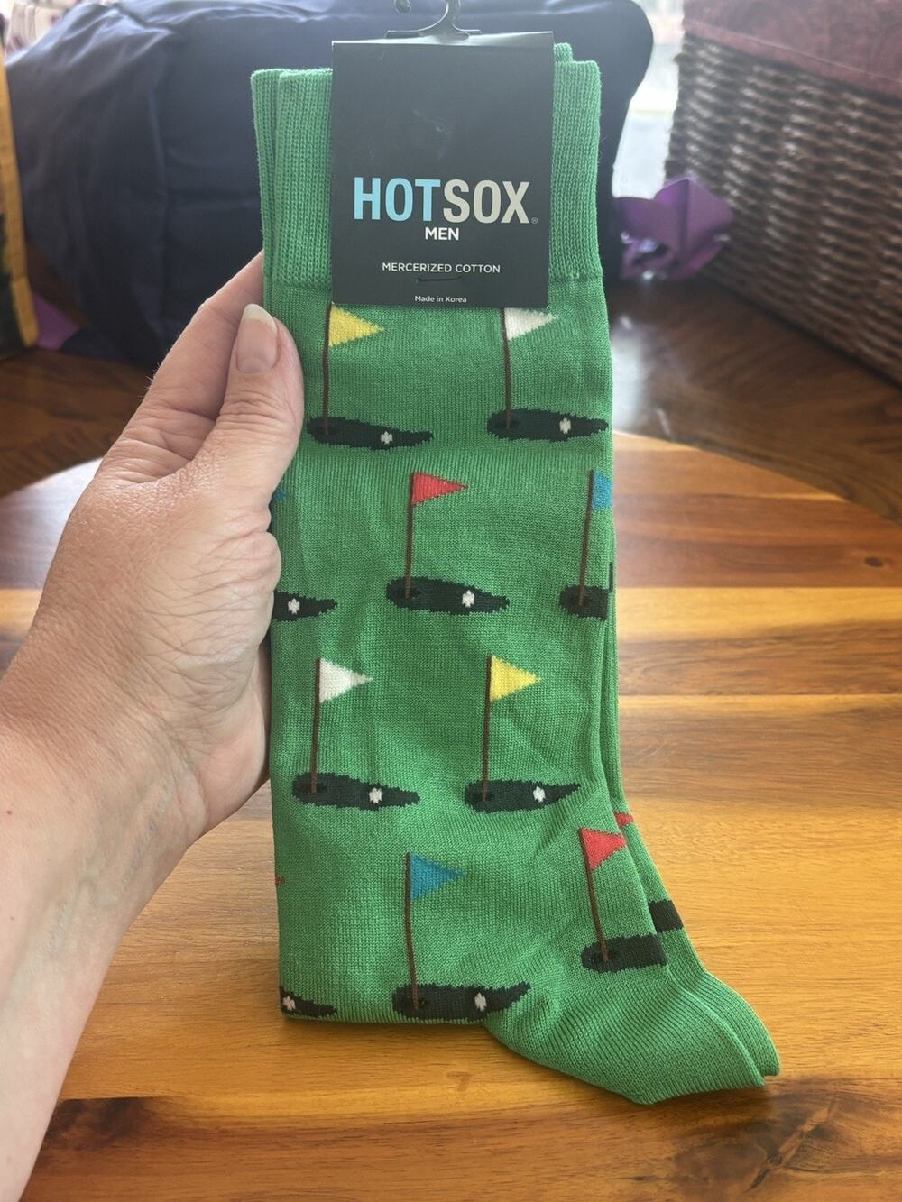 Hot Sox Men’s Mercerized Cotton Crew Socks Green Golf Flag Pattern 10-13